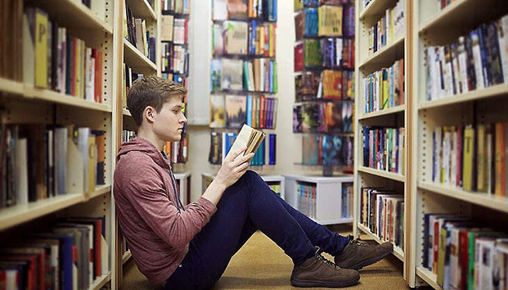 Читайте сложные книги, парень в библиотеке, интеллект, развитие