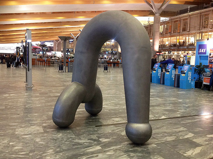 Скульптура именитого современного норвежского скульптора Пера Инге Бьёрло в аэропорту Осло.