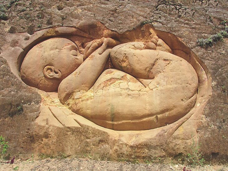 Шедевр "Ребенок в утробе матери" в скале / Санто-Доминго, Колумбия